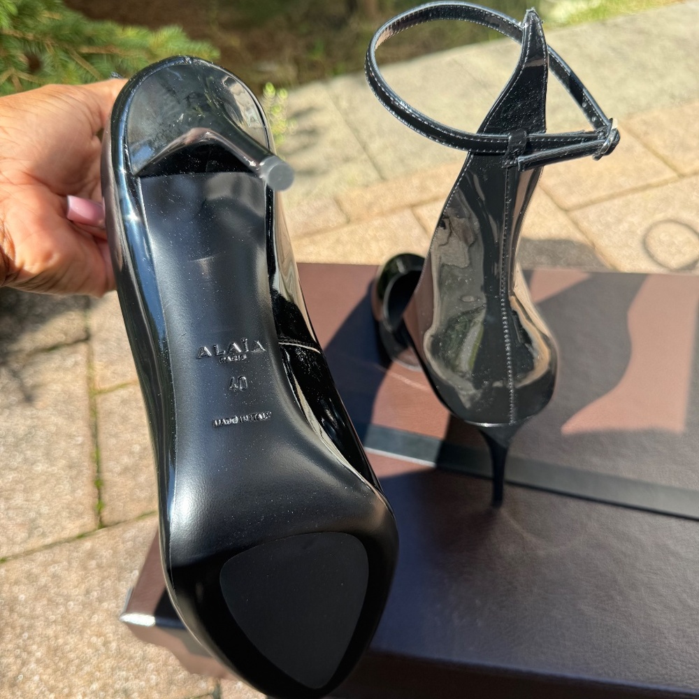 Alaia Decollete Patent Pump Heel - Picture 6 of 11